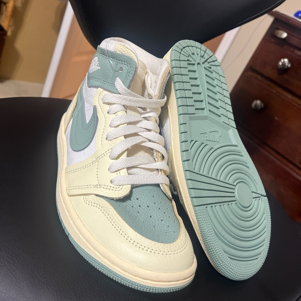 Jordan 1 High Method of Make "Legend Sand/Jade Smoke/Sail/Muslin" Women's Shoe